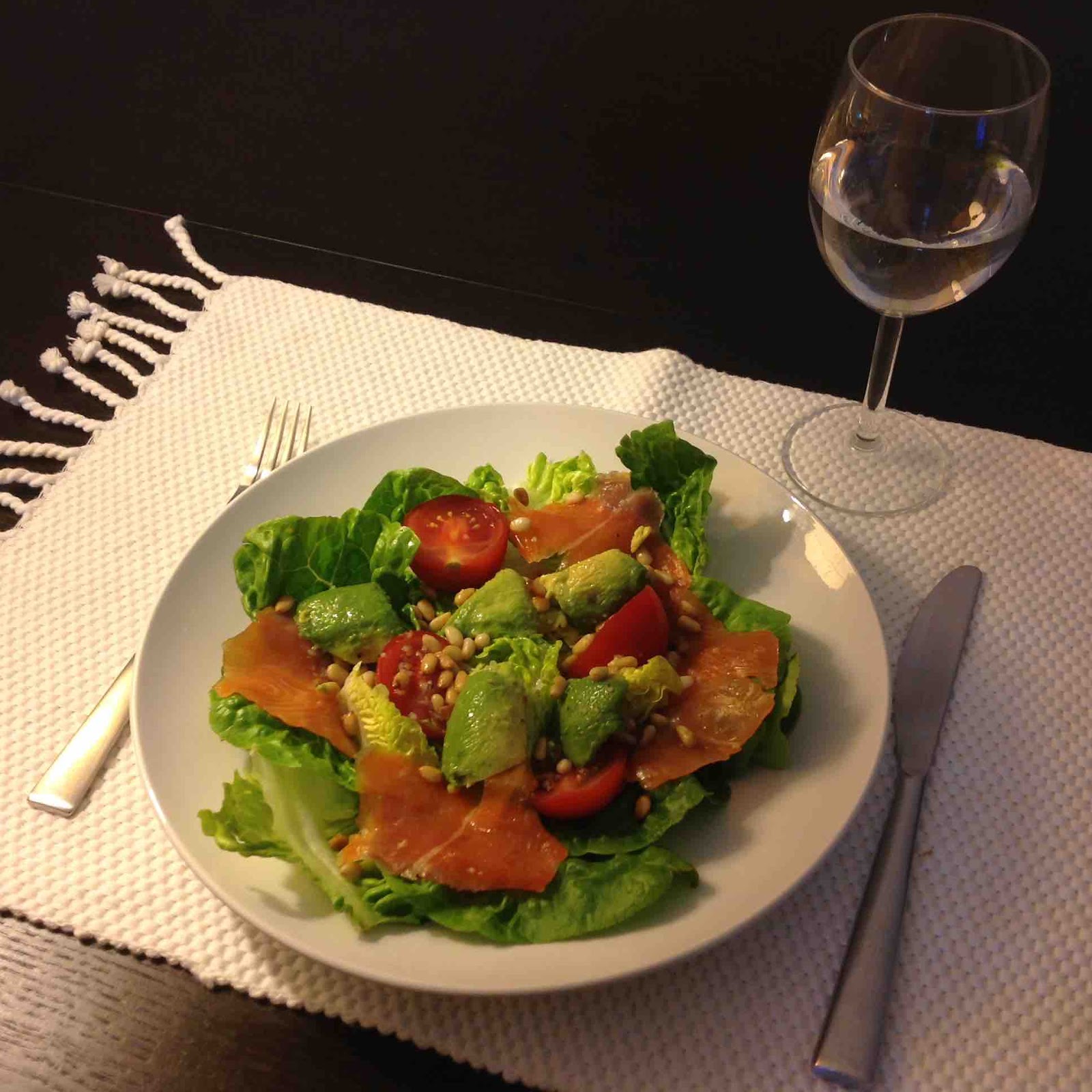 SALADE D&rsquo;AVOCAT, TOMATE, SAUMON FUMÉ ET PIGNONS DE PIN