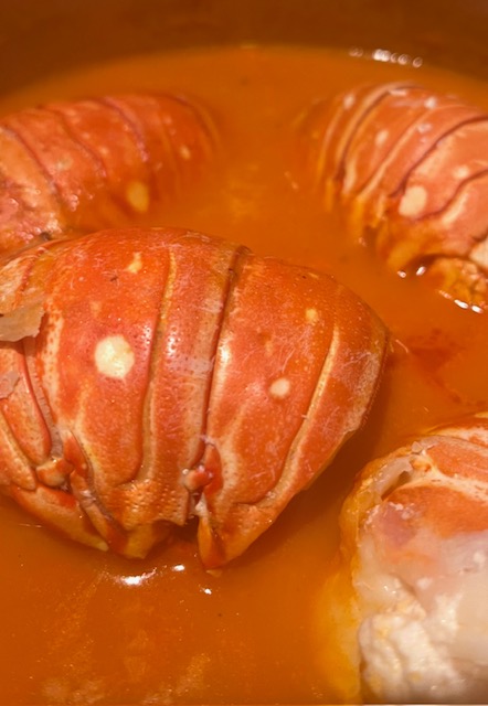 Queues de langouste à la tomate, coriandre
